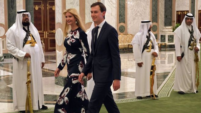 Иванка Трамп (C-L) и Джаред Кушнер (C-R) прибывают, чтобы присутствовать на вручении медали ордена Абдулазиза аль-Сауда в Королевском дворе Саудовской Аравии в Эр-Рияде 20 мая 2017 года.