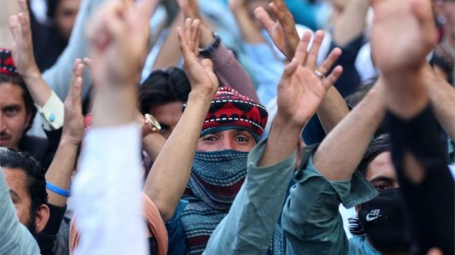 Сторонники Пуштунского движения Тахаффуз (ПТМ) выкрикивают лозунги во время акции протеста против ареста одного из их лидера Аламзеба Мехсуда в Карачи, Пакистан, 23 января 2019 года.