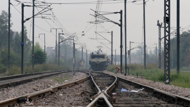 Пассажирский поезд Индийской железной дороги едет по железнодорожному пути в Нью-Дели 10 ноября 2015 года.