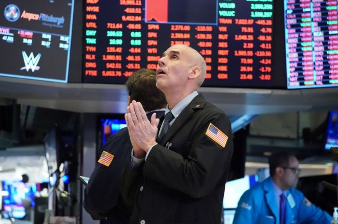 لا تفارق أعين المضاربين الشاشات في بورصة نيويورك للأوراق المالية مع استمرار انخفاض الأسهم حول العالم.