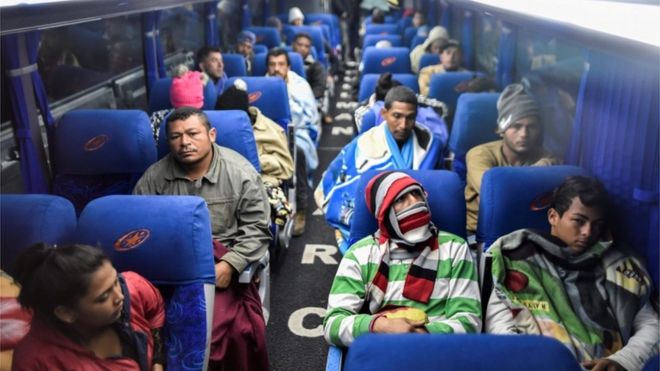 Imigrantes venezuelanos em ônibus para a fronteira Equador-Peru, em 22 de agosto de 2018