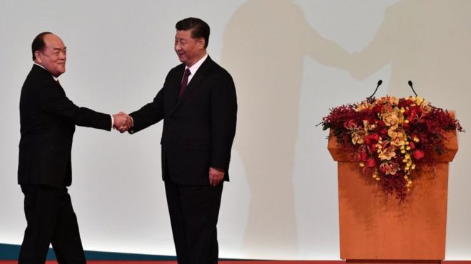 Новый исполнительный директор Макао Хо Ят-сен (слева) пожимает руку президенту Китая Си Цзиньпину