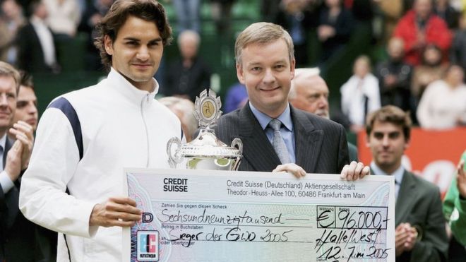 Roger Federer recibe un cheque de Credit Suisse tras ganar un torneo de tenis en 2005 en Alemania.