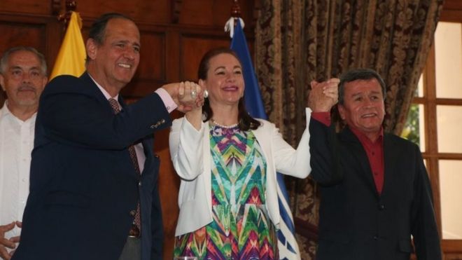 Глава правительственной делегации Колумбии Хуан Камило Рестрепо (слева), министр иностранных дел Эквадора Мария Фернанда Эспиноса (в центре) и представитель ELN Пабло Белтран (справа) позируют во время пресс-конференции в Кито, Эквадор. Фото: 4 сентября 2017 года