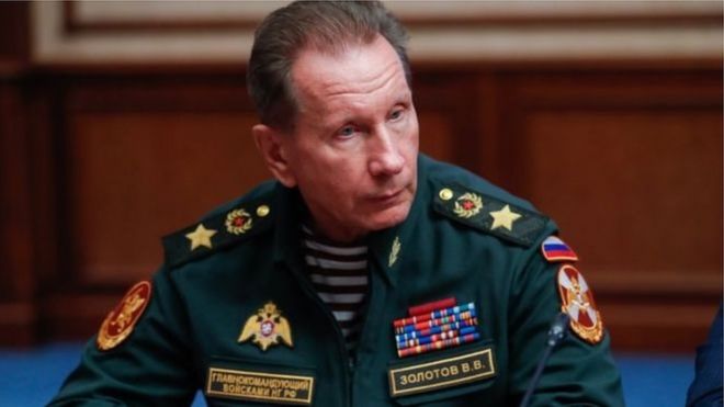 tori-layn-so-starikom-v-popu-zubnoy-shetkoy