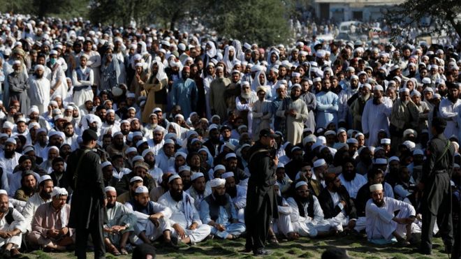 Солдаты стоят на страже, когда люди собираются на похоронах мусульманского священнослужителя Сами уль-Хака в Акоре Хаттак, Пакистан, 3 ноября 2018 года