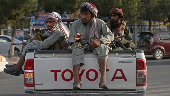 Petempur Taliban berpatroli di jalanan kota Kabul.