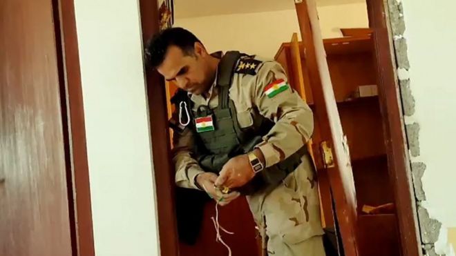 فاخر خانههای پر از بمب و مین را پاکسازی میکرد