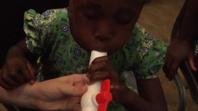 Ребенок в Малави делает тест