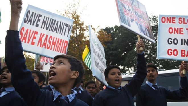 Пакистанские дети выкрикивают антииндийский лозунг во время акции протеста против изоляции в контролируемом Индией Кашмире в Исламабаде 10 декабря 2019 года, в День прав человека