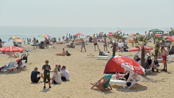 Люди на пляже в Клактоне-он-Си