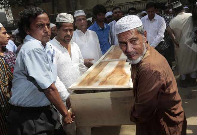 Мусульмане Бангладеш несут тело Ксулхаза Маннана, который был зарезан неизвестными в Дакке, Бангладеш, 26 апреля