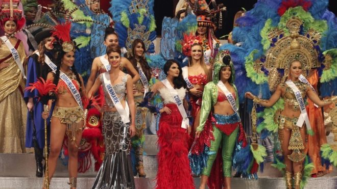 عدد من المتسابقات وهن في الصف الأول من اليمين ملكة جمال كولومبيا ثم كوستا ريكا، تليها ملكة جمال كوبا، ثم ملكة جمال الدانمارك ثم ملكة جمال الدومينكان.