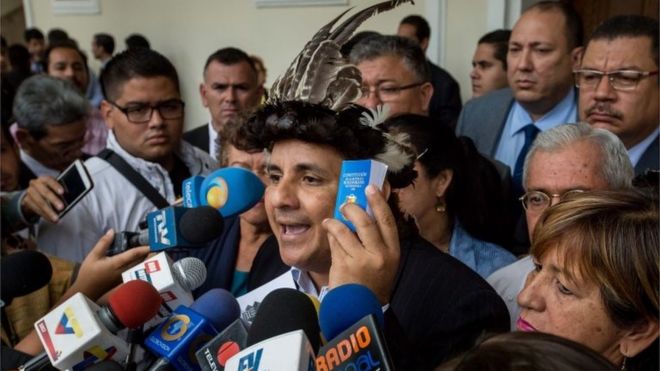 Депутат Хулио Игарза (в) говорит с прессой после того, как покинет сессию парламента Венесуэлы в Каракасе, Венесуэла, 28 июля 2016 года, после того, как он был приведен к присяге с двумя другими депутатами из числа коренного населения.