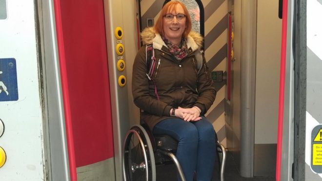Пользователь инвалидной коляски Сара Уорд в поезде