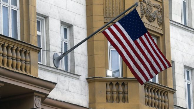 Флаг США развешен возле здания посольства США в Москве, Россия, 28 июля 2017 года