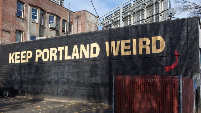Табличка с надписью «Держите Портленд странным» - слоган города
