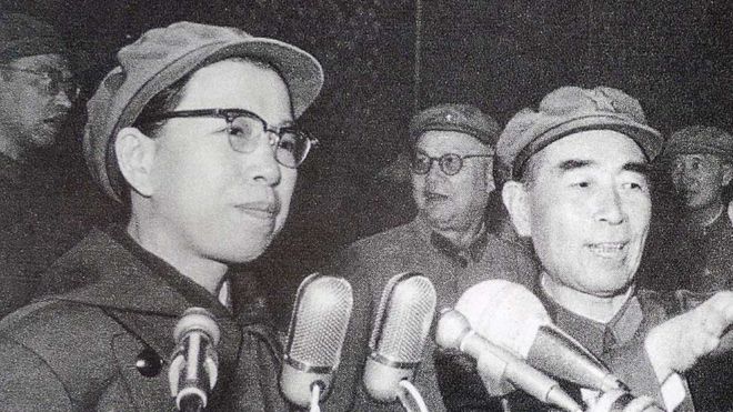 Jiang Qing dando un discurso en diciembre de 1966 junto con el primer ministro Zhou Enlai.