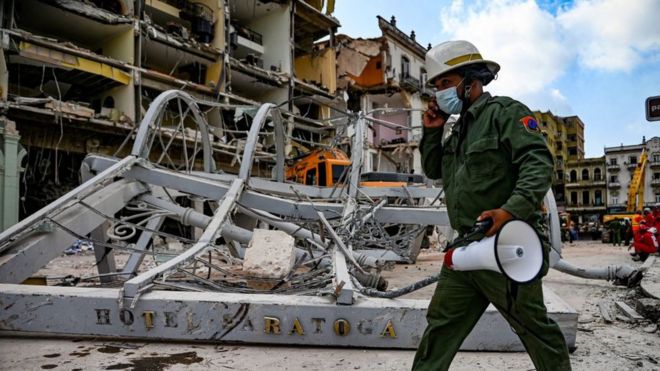 Operario de rescate en el hotel Saratoga