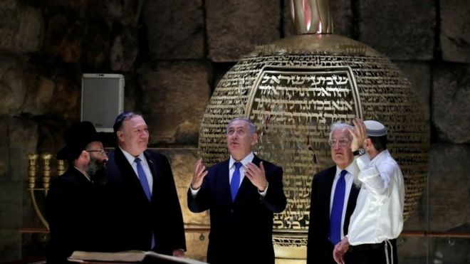 Премьер-министр Израиля Биньямин Нетаньяху, госсекретарь США Майк Помпео и посол США в Израиле Дэвид Фридман посещают туннели Западной стены в старом городе Иерусалима 21 марта 2019 года