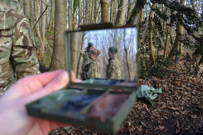 லீ ஃபாக்ஸ்: "ராணுவத்தினரின் உருவத்தை பார்க்கவேண்டும் ஆனால் இதில் பார்க்க முடியாது."