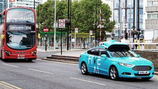 Автомобиль «пять AI» проходит испытания в южном Лондоне