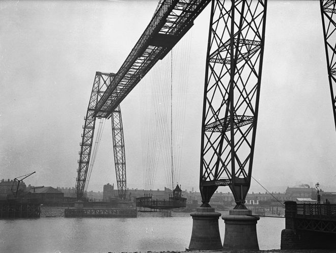 Транспортный мост Ньюпорта был открыт в 1906 году, чтобы помочь рабочим добраться до завода