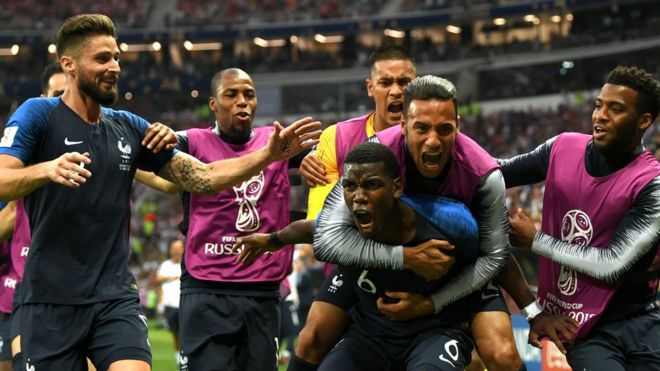 Французский Пол Погба празднует с товарищами по команде, забив третий из четырех голов Франции