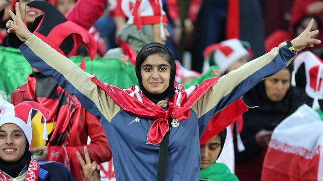 İran qadınları stadionda