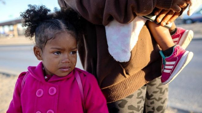 Sharool, una venezolana migrante de cuatro años, llora tras haber sabido que la Guardia Nacional de Texas y la policía estatal bloquearon la zona de cruce de Ciudad Juárez (Chihuahua, México), hacia El Paso (Texas, Estados Unidos) el 20 de diciembre de 2022. Su madre Yaneisi dijo que llegó allí con sus tres hijos desde Venezuela y que les tomó tres meses.