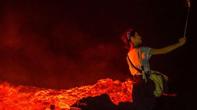 Mujer cerca de lava ardiendo
