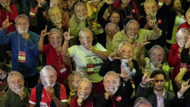 Многие делегаты на съезде носили маски от Лулы