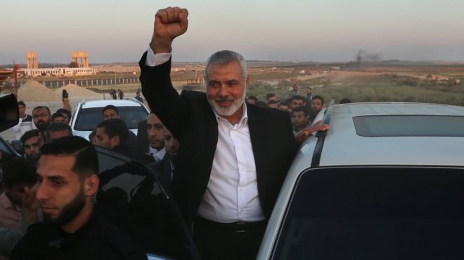 Лидер ХАМАСа Исмаил Хания жестом показывает, что 9 апреля 2018 года он посещает место протеста на границе между Газой и Израилем
