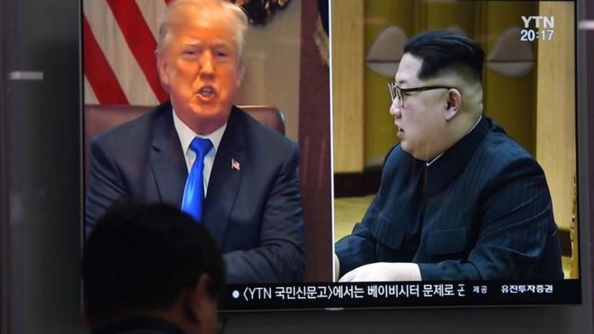 canal de tv mostra imagens de Donald Trump e Kim Jong-un