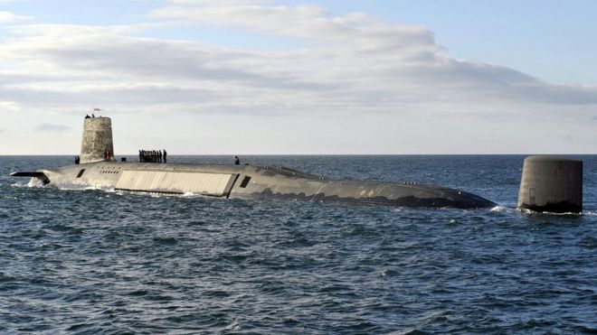 Атомная подводная лодка Trident, HMS Victorious, патрулирует у западного побережья Шотландии.