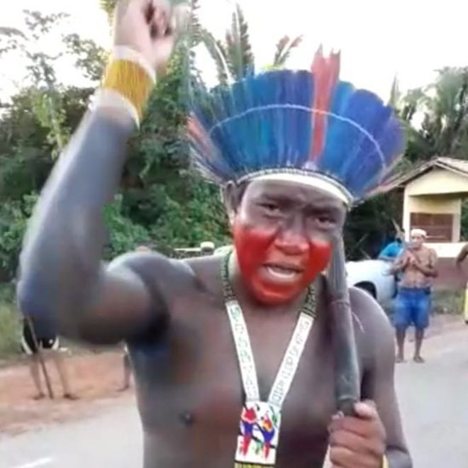 Arukapé, da Aldeia Tukapehy, em protesto na BR-153