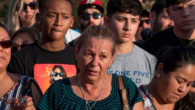 Grupo de personas emocionadas tras el tiroteo en El Paso, Texas