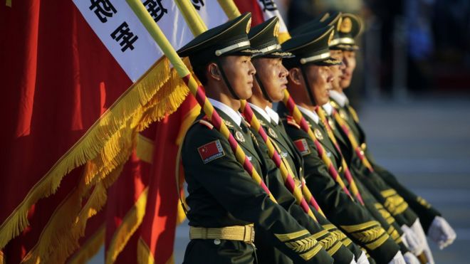 Полувоенные полицейские готовятся к празднованию Второй мировой войны в Пекине