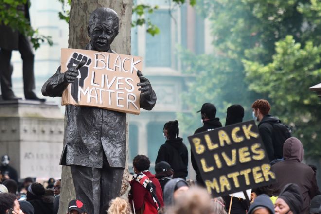 Фотография Нельсона Манделы на протестах BLM