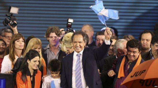 Кандидат в президенты Аргентины Даниэль Шиоли (С), замеченный после первичных выборов в Буэнос-Айресе, Аргентина, 9 августа 2015 года. S