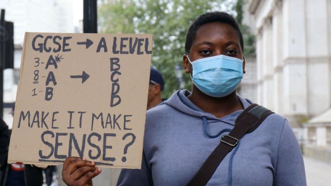 Студент протестует против результатов A-level в центре Лондона
