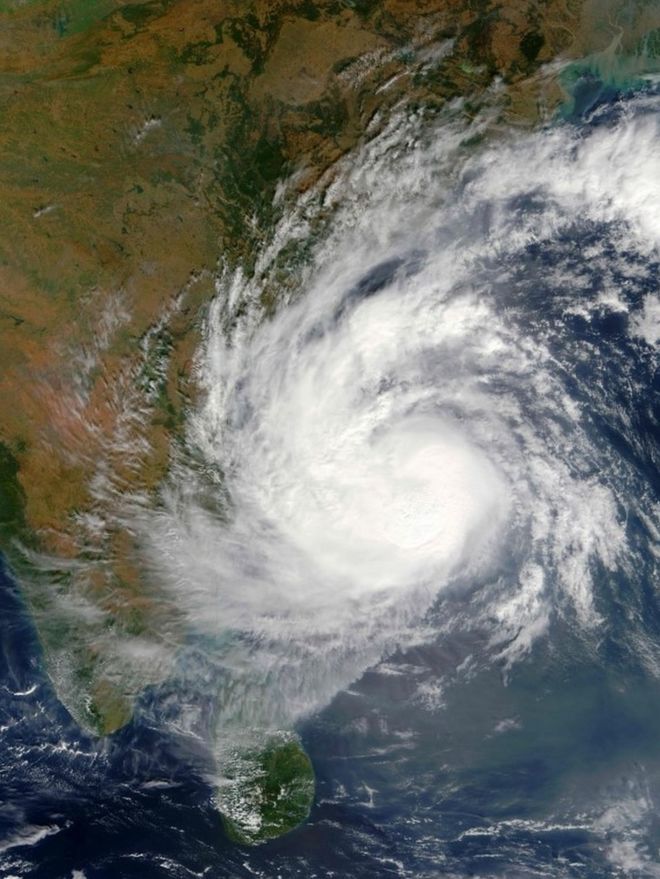 На этом спутниковом снимке НАСА от 11 декабря 2016 года показан тропический циклон Варда (05В), приближающийся к Индии. Варда, находящийся в настоящее время над Бенгальским заливом, выйдет на берег около Ченнаи 12 декабря,