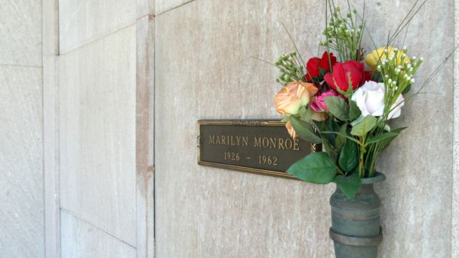 Изображение показывает могилу Мэрилин Монро в Мемориальном парке Вествуд-Виллидж и в Мортуери в Вествуде, Калифорния