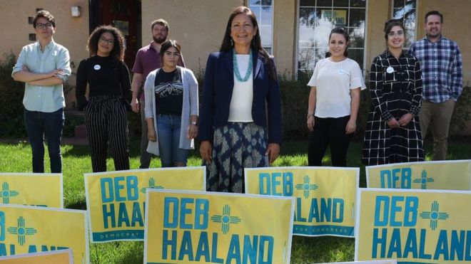 Кандидат в коренные американцы Деб Хааланд и ее сотрудники в ее офисе в Альбукерке, штат Нью-Мексико.