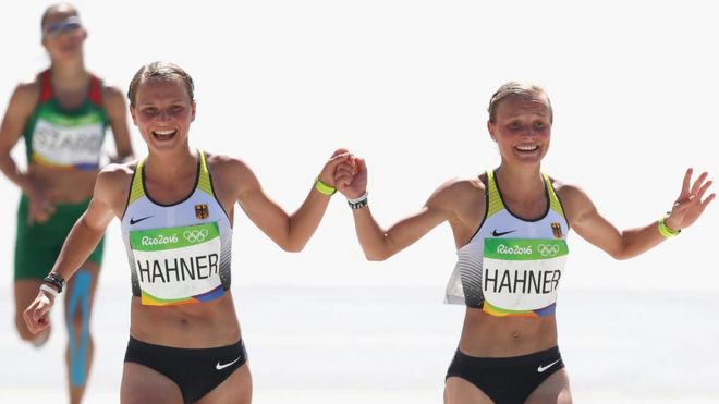 Lisa y Anna Hahner atravesando la meta tomadas de la mano en la maratón