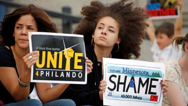 Две женщины протестуют в поддержку Филандо Кастилии во время митинга на ступенях столицы штата Миннесота - 16 июня 2017 года