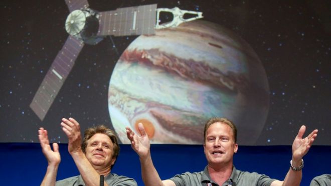 Scott Bolton, investigador principal de la misión Juno, y Rick Nybakken, director del proyecto.