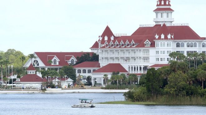 Лодка, принадлежащая офису шерифа округа Ориндж, обыскивает лагуну Семи Морей возле Disney's Grand Floridian Resort & Спа возле Орландо, штат Флорида, 15 июня 2016 года.