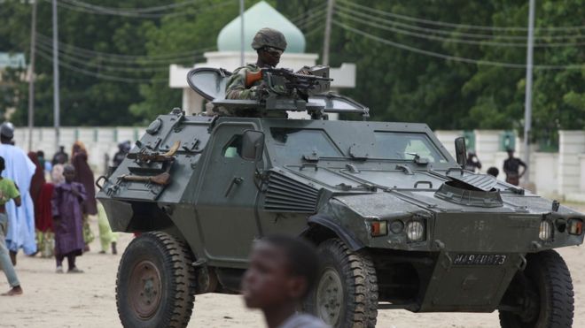 جندي نيجيري على متن آلية عسكرية