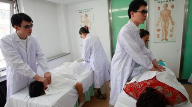 Cegos fazendo massagem na Coreia do Sul